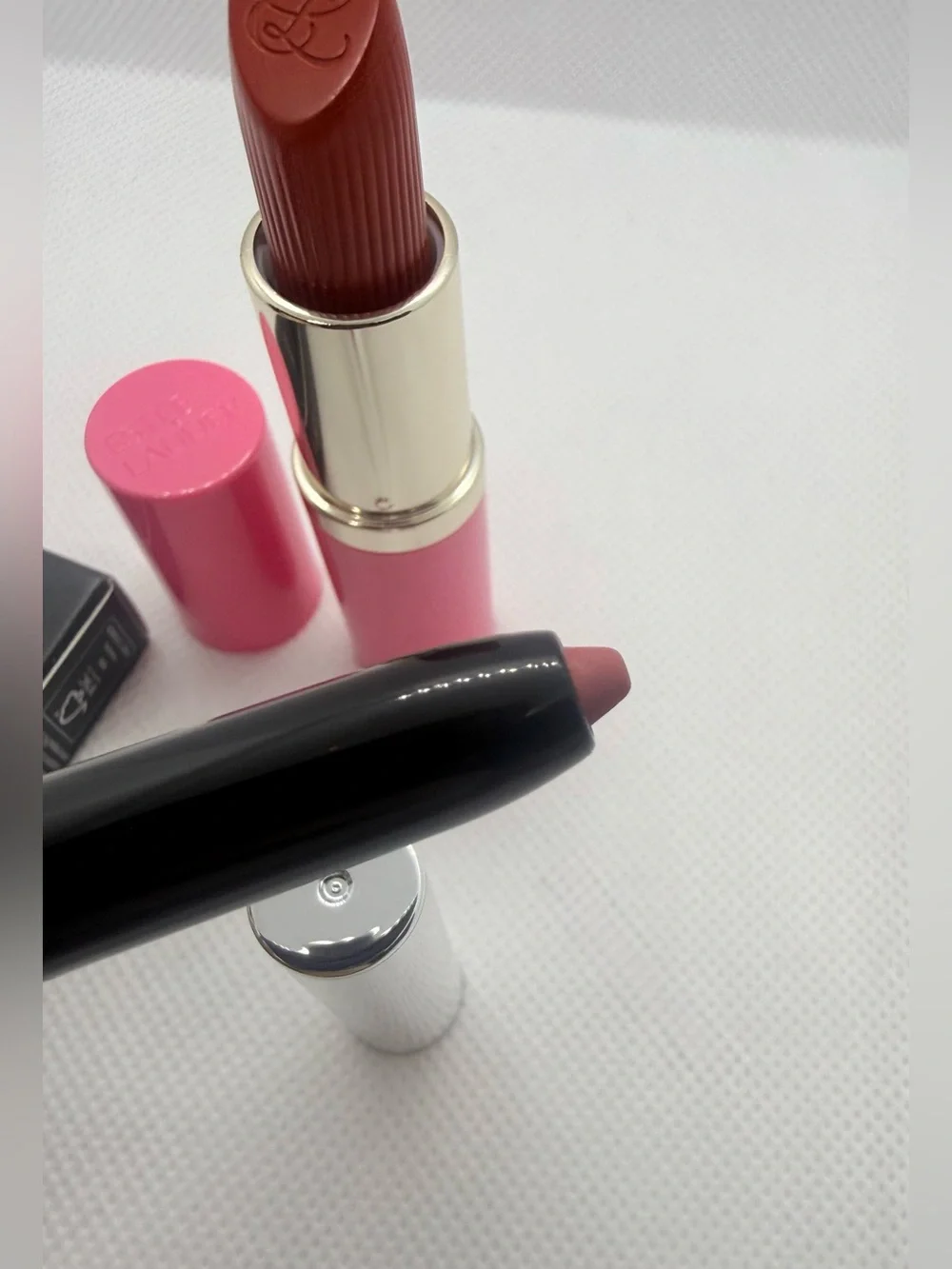 Mixed Lip Product Bundle: Lipstick, Gloss, Balm, Pencil - HERA, Uriage +
